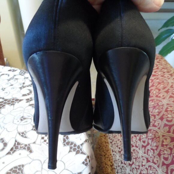 Valentino Garavani Black Calfskin Leather Rose Edition Ankle Boots Size 37B - Picture 12 of 16